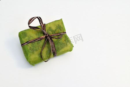 有棕色丝带的小绿色礼物盒