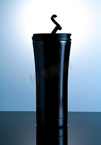 带开盖的黑色热水瓶放在白色背景的黑色玻璃上