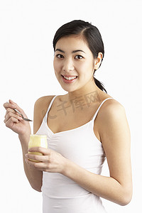 吃酸奶摄影照片_年轻女子在工作室吃酸奶