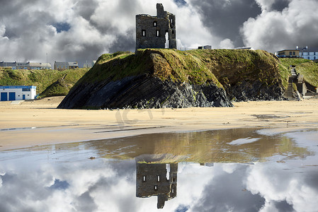 狂放的大西洋方式城堡废墟和海滩
