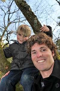 小男孩和父亲一起爬树