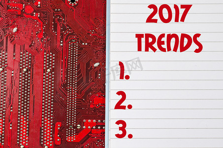 红色旧脏电脑电路板和 2017 趋势文本概念