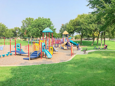 美国德克萨斯州理查森住宅区附近绿色公园的彩色游乐场