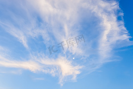 月亮云彩摄影照片_蓝天和月亮背景与微小的云彩