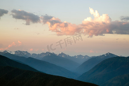 阳光山脉摄影照片_飓风岭奥林匹克山脉上空的戏剧性天空云景