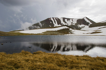 高山山湖景观，多彩的自然景观，格鲁吉亚湖，旅游目的地。