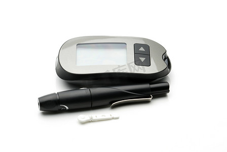 用于测量血糖水平的医疗设备，带有带复制空间的白色背景上的采血笔装置。