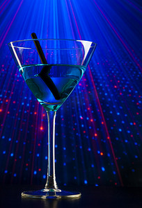 迪斯科舞厅里的蓝色鸡尾酒饮料，有文字空间