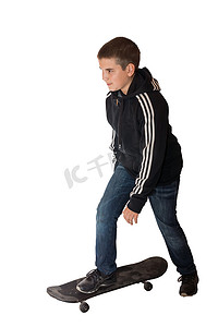 男孩骑在滑板上。