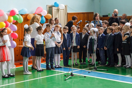 May摄影照片_Kiev.Ukraine-May 26,2017：在线上的儿童学童