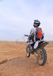 中招体育招生海报摄影照片_在沙漠中骑摩托车的赛车手