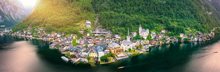 奥地利山村哈尔施塔特和哈尔施塔特湖的鸟瞰图。