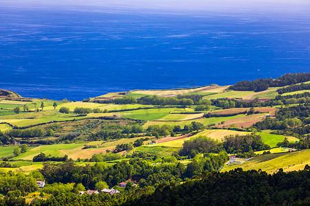 亚速尔群岛的自然景观尽收眼底，风景优美的葡萄牙岛屿。