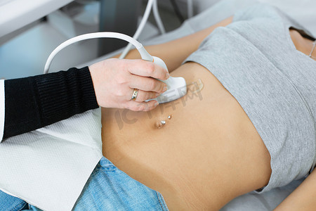 内脏器官摄影照片_医生对患者腹部和内脏器官进行超声诊断