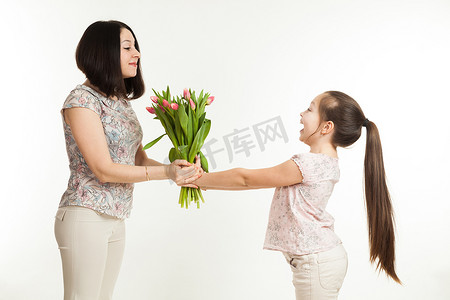花束妈妈摄影照片_女孩给妈妈一束花