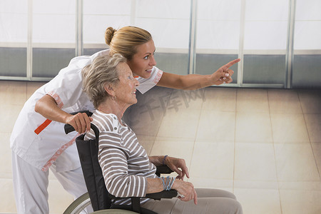 轮椅上的年长女士和她的护理员