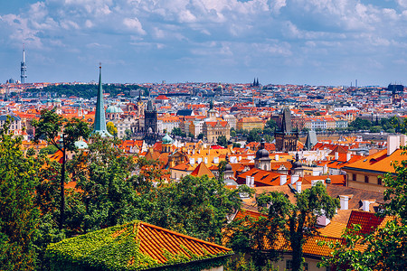 布拉格历史悠久的老城区的红色屋顶和十几个尖顶。
