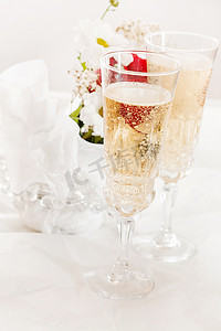香槟高脚杯摄影照片_与婚礼鲜花的香槟