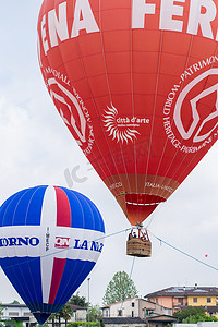 彩色气球热气球摄影照片_热气球在天上飞