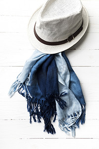 帽子和蓝色围巾