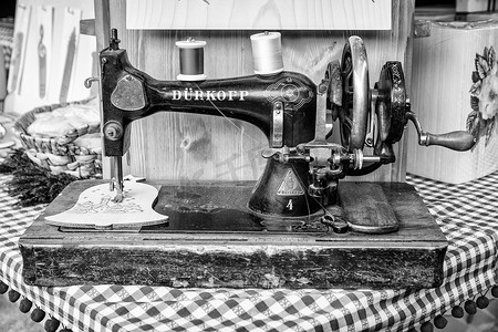 唐朝刺绣摄影照片_用于刺绣木制形状的手动缝纫机。
