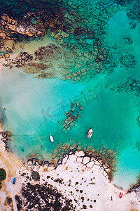 空中无人机拍摄美丽的绿松石海滩和粉红色的沙滩 Elafonissi，希腊克里特岛。