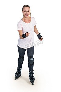 快乐运动女性直排轮滑的肖像