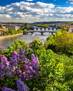 捷克共和国布拉格老城码头建筑和伏尔塔瓦河上查理大桥的美景。