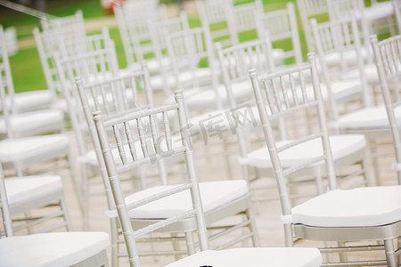 在婚礼之前，无尽的白色椅子