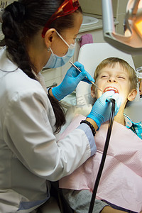 特写男孩在牙医检查口腔时张大嘴巴