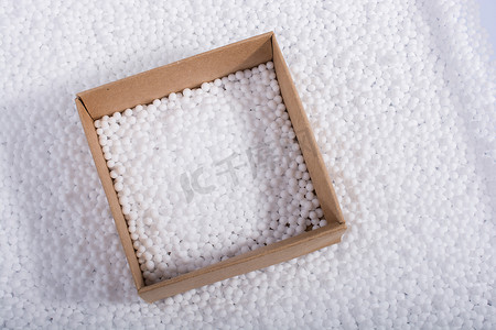 白色聚苯乙烯泡沫球上的盒子