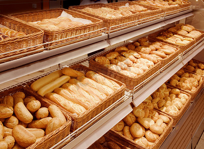特写商品摄影照片_超市的面包分类