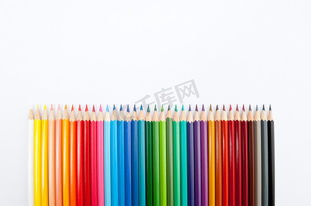 孤立在白色背景上的彩色铅笔关闭