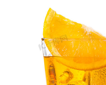 黄色鸡尾酒上的橙色切片，白色背景中有冰块
