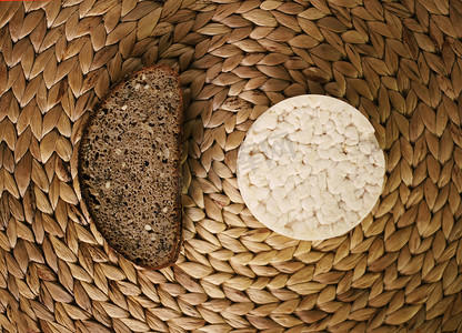 白米白面摄影照片_白米果和面包放在 whicker 餐垫上。
