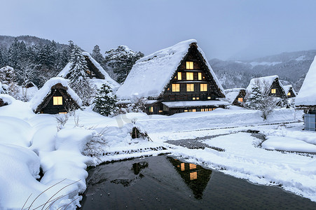 下雪乡村摄影照片_冬天的白川乡村，联合国教科文组织世界遗产，日本。