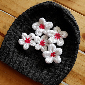 羊毛背景上的针织雏菊花
