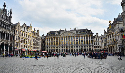 欢迎参观摄影照片_比利时布鲁塞尔 — 2015 年 5 月 13 日：参观布鲁塞尔著名大广场的游客。