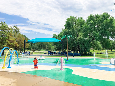 美国得克萨斯州达拉斯附近的现代飞溅公园，设有带阴凉野餐区的夏季活动场所