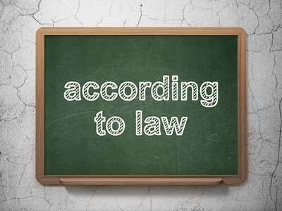 法律概念：根据黑板背景上的法律