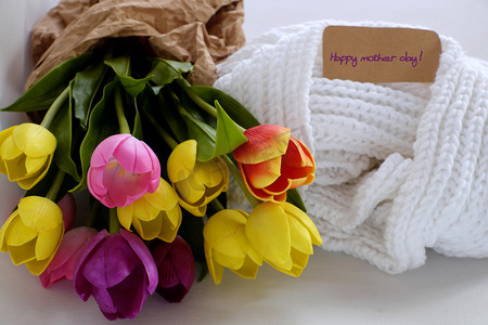 母亲节的白色围巾和郁金香花束