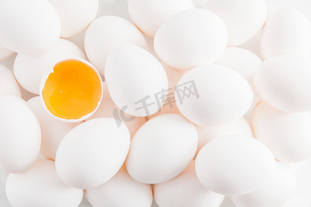 蛋黄白玉菇摄影照片_白鸡蛋和蛋黄在壳中的背景