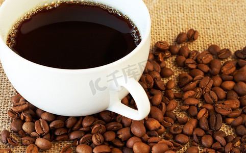 一杯咖啡加咖啡豆