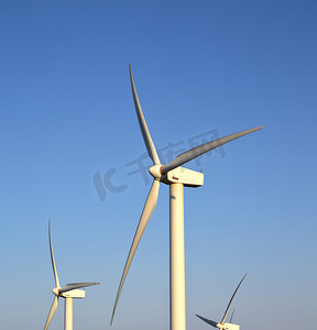 兰萨罗特岛西班牙非洲风力涡轮机和天空