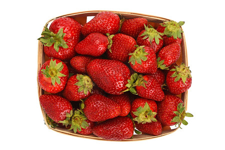 木制篮子里的草莓，与白色隔离