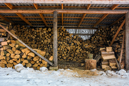 冬天木棚里装满了切碎的木柴