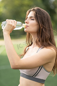 女运动员在运动休息期间喝水