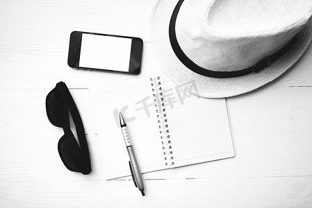 手机夏季夏季摄影照片_带夏季工具的帽子黑白颜色风格