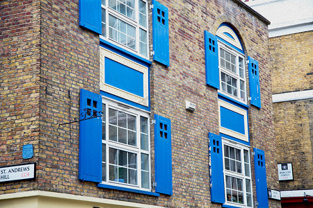 在欧洲伦敦红砖墙和 histori 的老窗口