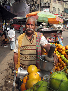 2009 年 1 月 25 日在加尔各答街上卖果汁的移动摊位